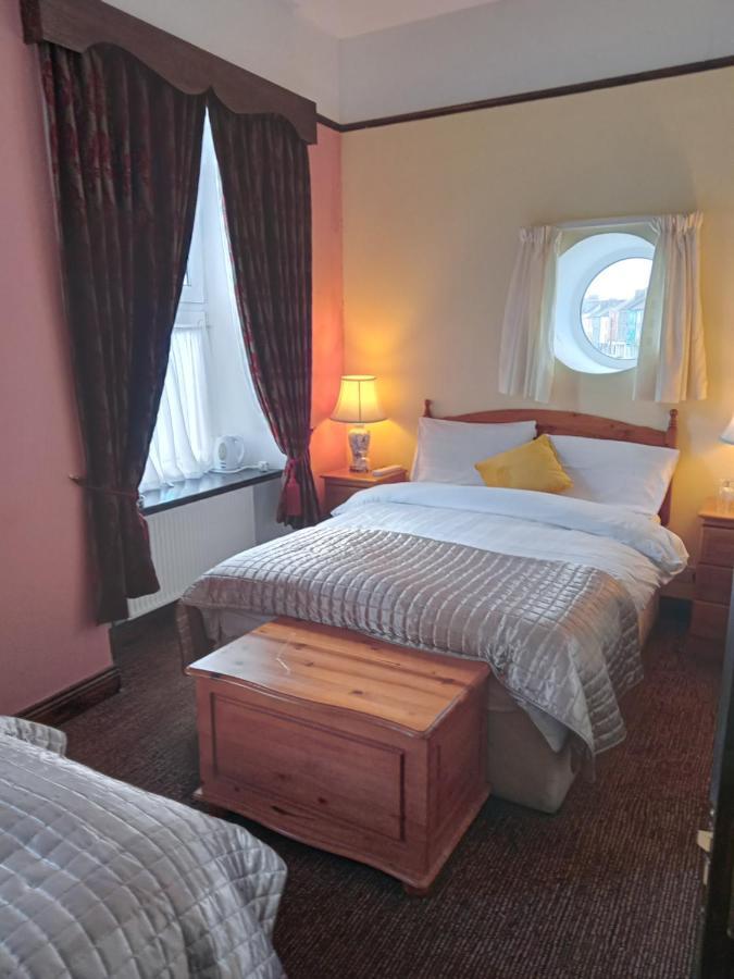 Buggle'S Pub And Accommodation Kilrush Exterior photo