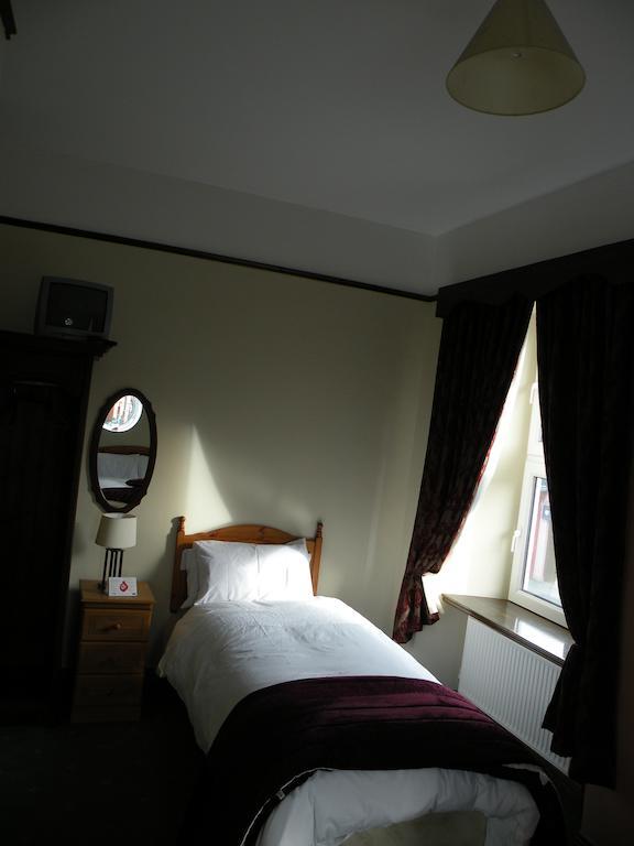 Buggle'S Pub And Accommodation Kilrush Exterior photo